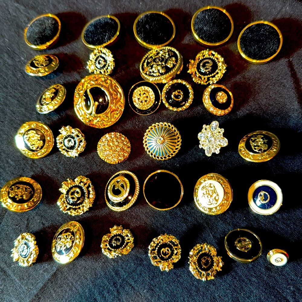 St. John 33 assorted buttons